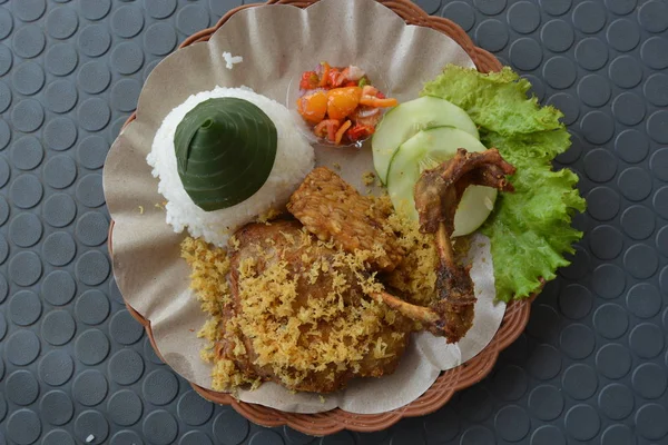 Ayam penyet Endonezya geleneği soslu kızarmış tavuk.