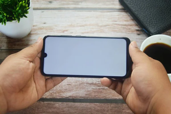 Özperspektif akıllı telefon Anahtar renk ekranı için yeşil ekranı olan bir adamın ellerinde.