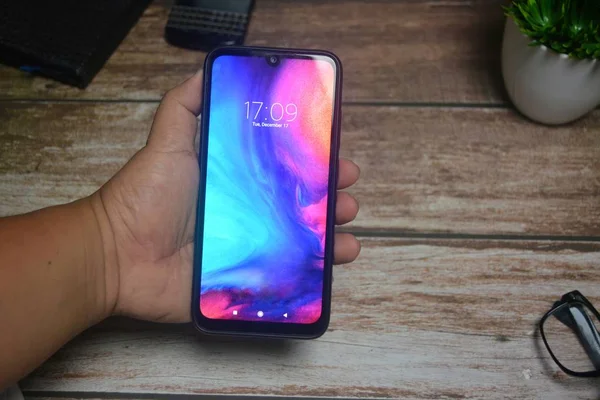 Özperspektif akıllı telefon Anahtar renk ekranı için yeşil ekranı olan bir adamın ellerinde.