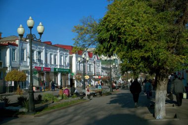 Sokak, 18. yüzyılın eski mimari yapısına sahip evler.