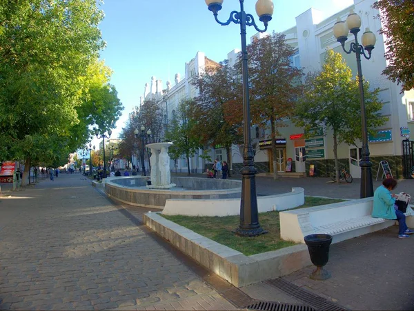Головна вулиця курортного міста Єїск. — стокове фото