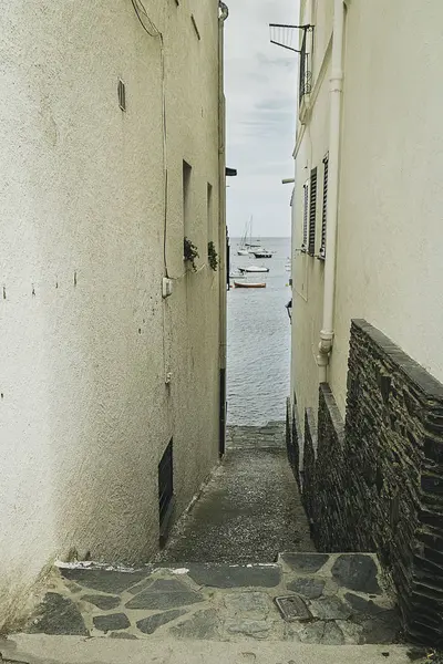 カダケスの海岸沿いの町の狭く独特の通り — ストック写真