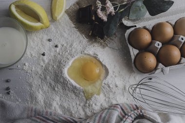 El yapımı kek hazırlamak için gerekli malzemeler. Yumurta, un, süt, çikolata.