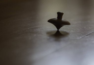 El yapımı ahşap oyuncak. Trompet, geleneksel oyuncak, aralıksız dönüyor.