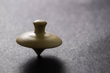 El yapımı ahşap oyuncak. Trompet, geleneksel oyuncak, aralıksız dönüyor.