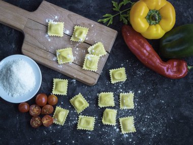 Koyu arkaplanda biberli ve kiraz domatesli taze makarna.