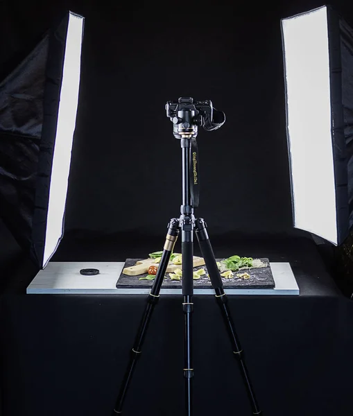 Câmera Tripé Realizando Fotografia Gastronômica Com Luz Contínua Estúdio Fotográfico — Fotografia de Stock