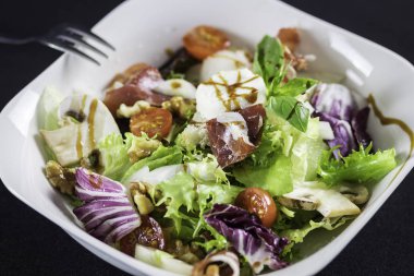 Akdeniz salatası yakın çekim görüntüsü ve taze malzemelerle yapılmış.