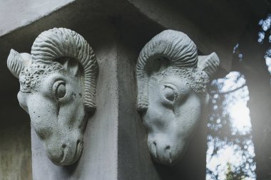 Taş dekoratif başlıklar