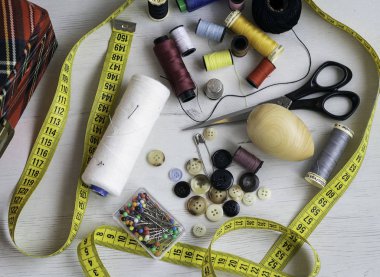 Dikiş ve dikiş gereçleri düğmeler, mezura, makas, iğne... diğer yararlı şeylerin yanında