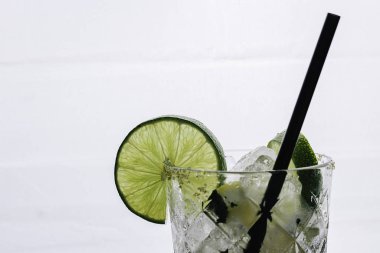 Mojito içerikli kokteyl ve ezilmiş buz.