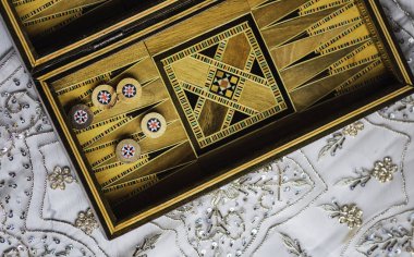 El yapımı ahşap tavla oyunu