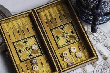 El yapımı ahşap tavla oyunu