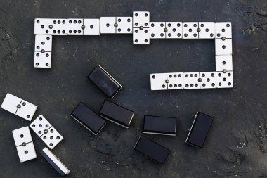 Domino oyun fişleri karanlık arka plan oyunu, dominolar