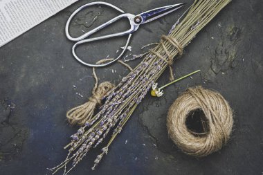 Evde lavanta, kırsal sicim ve budama makası.