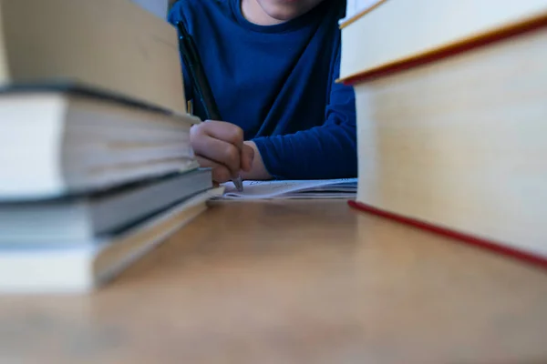 Ενθουσιασμένο Αγόρι Κάνει Μαθήματά Του Ανάμεσα Βουνά Βιβλίων Βαριέται Αγόρι — Φωτογραφία Αρχείου