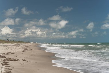 Tropik cennet kumsalı, geniş manzara. Okyanus manzarası.