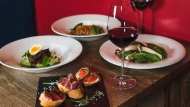 Yakın plan salata, ızgara et, haşlanmış yumurta, ekmekli ekmek.