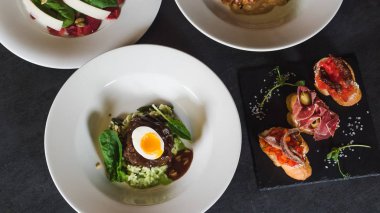 Yakın plan salata, ızgara et, haşlanmış yumurta, ekmekli ekmek.