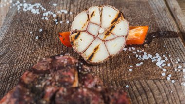 Izgara biftek, az pişmiş, ahşap kesim tahtasıyla.