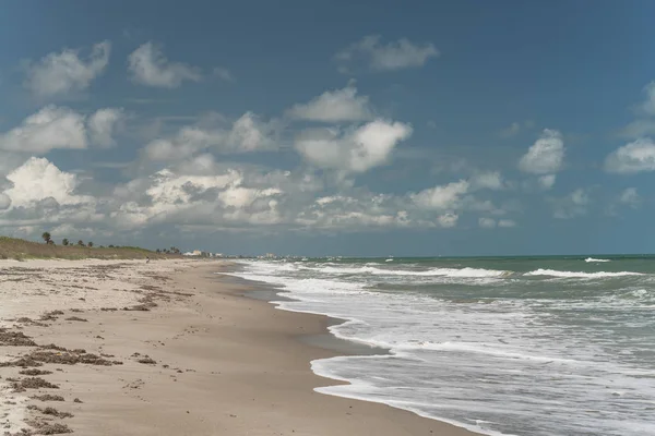 Plage tropicale paradisiaque, vaste panorama. Paysage de ligne océanique . — Photo