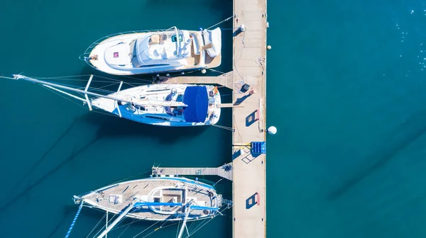 Vista superior de yates de lujo en el puerto, sesión aérea con dron — Foto de Stock