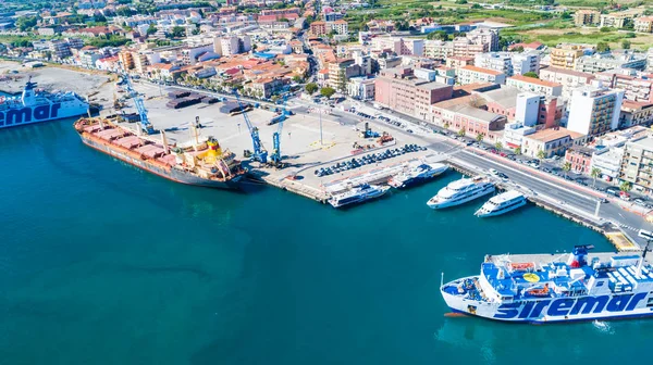 Vista superior de yates de lujo en el puerto y la ciudad italiana, aérea — Foto de Stock