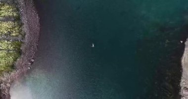 Dağ manzaralı berrak mavi, pürüzsüz su gölünün üst manzarası