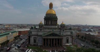 Güneşli bir günde St. Petersburg 'daki St. Isaac Katedrali' nin en üst manzarası.