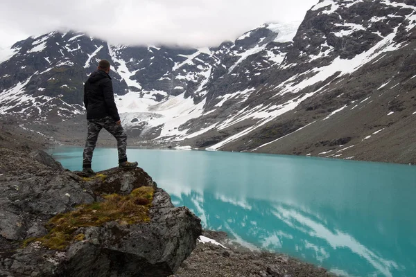 Norveç Lofoten Dağları 'nın önü botlarla çevrili.