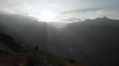 Alp otlaklarından, yeşil tarlalardan, ineklerden, köy evlerinden, güneşli günlerden, kuzey İtalya 'dan, dağlardan ateş ediliyor.