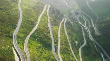 Alp otlaklarından, yeşil tarlalardan, ineklerden, köy evlerinden, güneşli günlerden, kuzey İtalya 'dan, dağlardan ateş ediliyor.