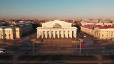 Güneşli bir günde St. Petersburg 'un klasik mimarisinin insansız hava aracı görüntüsünden çekim yapmak Neva nehri