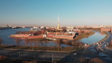 Güneşli bir günde St. Petersburg 'un klasik mimarisinin insansız hava aracı görüntüsünden çekim yapmak Neva nehri