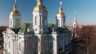 Güneşli bir günde Rus kiliselerinin, kubbelerinin, ahşap taştan yapılmış mimari anıtların insansız hava araçlarının çekimleri St. Petersburg parkının arka planında