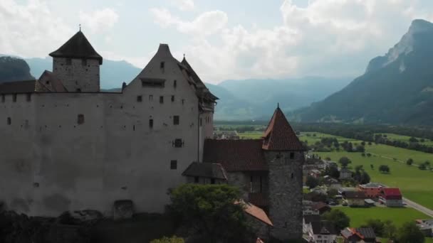 在一个阳光灿烂的日子里 在德国北部的绿林和田野 巴伐利亚的纽什万斯坦和列支敦士登的绿林和田野的背景下 从一座中世纪城堡的无人驾驶飞机上拍摄的视频 — 图库视频影像