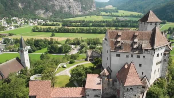 Filmagem Vídeo Drone Castelo Medieval Dia Ensolarado Contra Pano Fundo — Vídeo de Stock