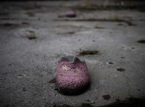 Abandoned slipper in a context of urban decay — Stock Photo, Image