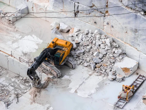 Pisau mekanis selama penggalian bekerja di tambang marmer — Stok Foto