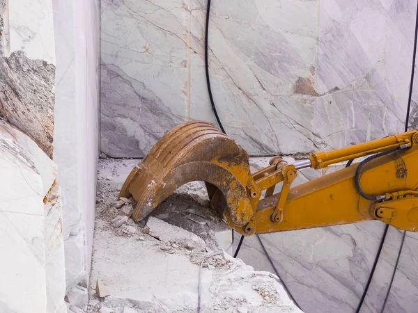 Pala meccanica in azione per l'estrazione del marmo — Foto Stock