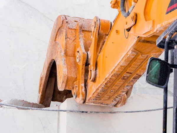 Mechanische Schaufel im Einsatz zur Marmorgewinnung — Stockfoto