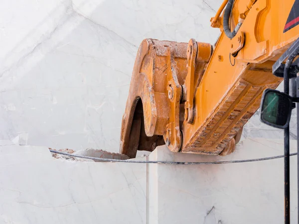 Mechanical shovel in action for marble extraction — Stock Photo, Image