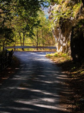 Yaz gününde dağ yolu