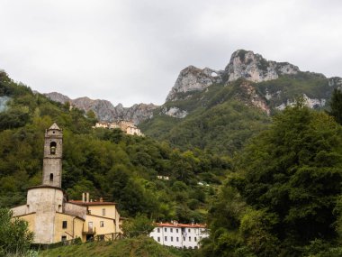 Monte Forato arka plan ile Cardoso (Stazzema) Kilisesi