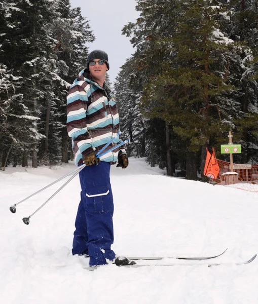 Skieur Sur Une Piste Ski Pendant Les Sports Hiver Hiver — Photo