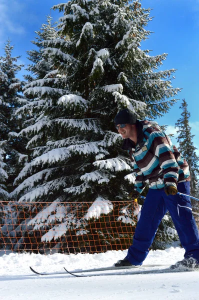 Esquiador Uma Pista Esqui Durante Esportes Inverno Inverno Uma Estação — Fotografia de Stock