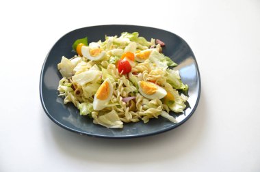 Bir salata ile makarna, sebze ve çiğ sebze, diyet için veya hafif yemekler için bir ürün yelpazesine. Sağlıklı yemek.