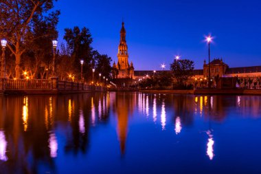 Gece Sevilla 'da bir kule ve göl.