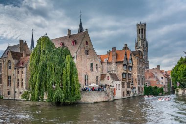Arka planda Belfort ile Rozenhoedkaaim 'den ünlü Bruges manzarası.