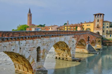 Verona 'daki Roma köprüsünün yakın görüntüsü